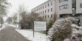 Gebäude der Fakultät Maschinenbau im Winter Das Gebäude der Fakultät Maschinenbau im Winter mit schneebedeckten Wegen.